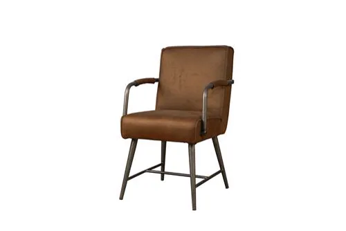Belmonte Armstoel in cognac stof met metalen armleuningen en poten, op een witte achtergrond - Tower Living