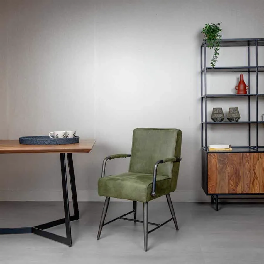 De Belmonte Armstoel - fabric Cherokee 13 green in een moderne eetkamer setting met houten tafel en metalen kast - Tower Living