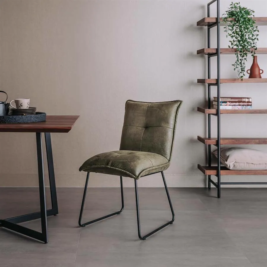 De Seda Stoel - fabric Cherokee 13 green staat in een woonkamer naast een houten eettafel en een open kast - Tower Living