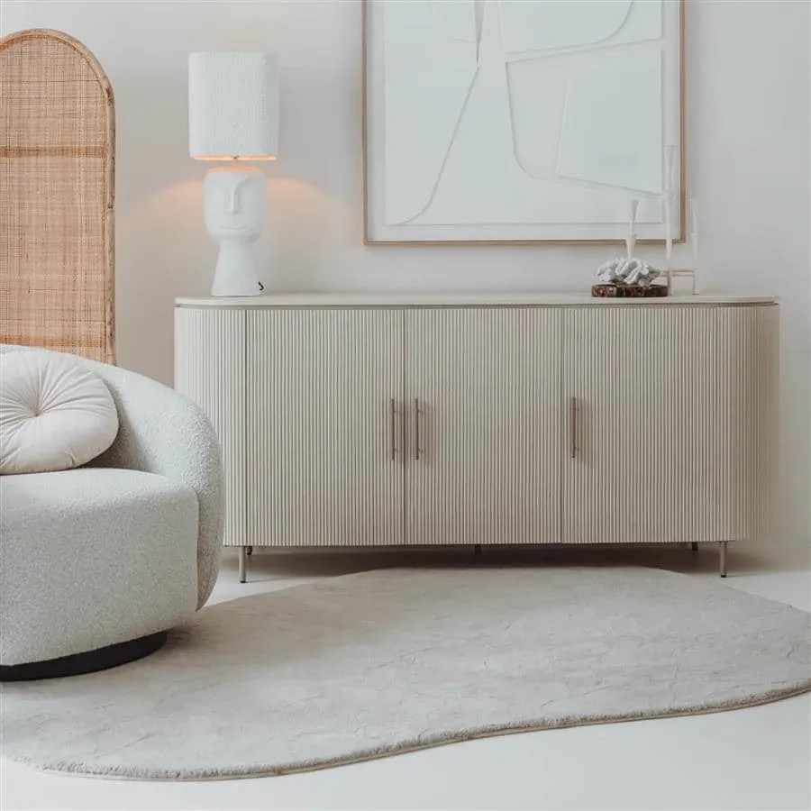 Das Corbetta Sideboard 180 cm in einem Wohnzimmer-Ambiente mit Lampe und Wandkunst - Tower Living