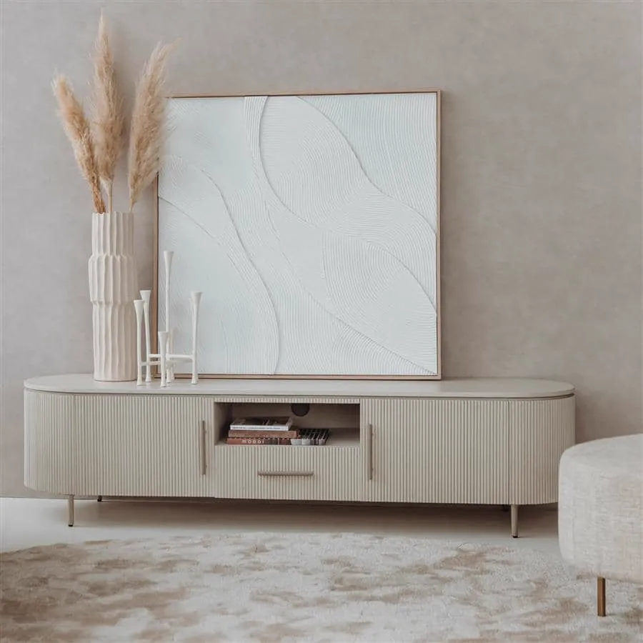 Corbetta TV-Schrank 185 cm in einem hellen Wohnzimmer mit Dekoration, von vorne fotografiert - Tower Living