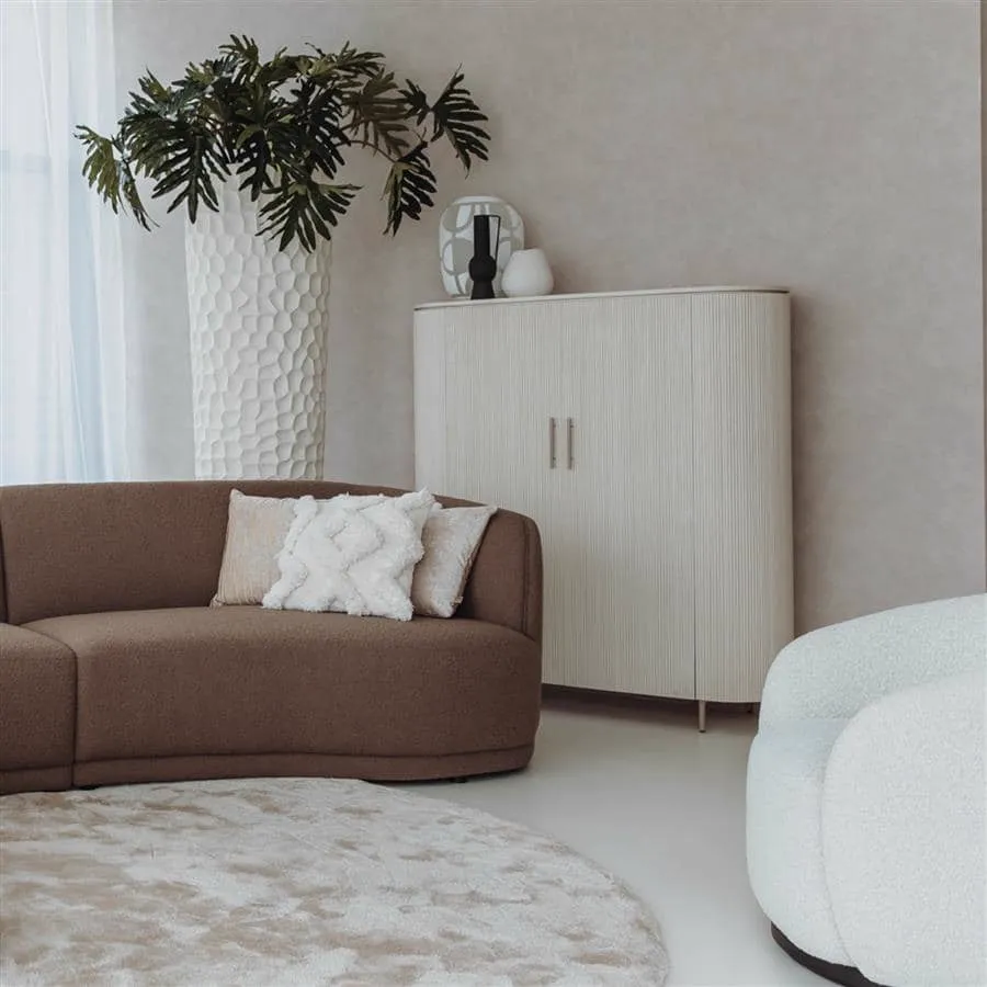 Corbetta Schrank 135 cm in einem hellen Wohnzimmer mit Sofa und Pflanze - Tower Living