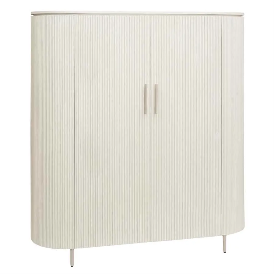 Corbetta Schrank 135 cm mit geriffelten Türen auf weißem Hintergrund - Tower Living