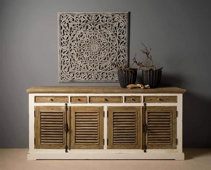Amanda Sideboard 200 cm in einer Studio-Umgebung mit Wanddekoration und zwei Vasen - Tower Living