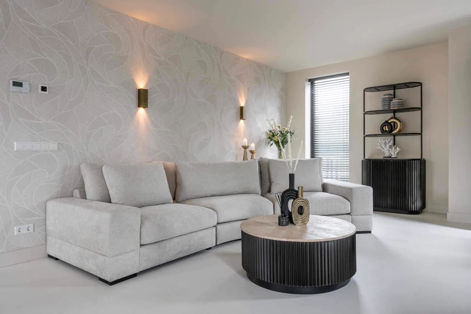 Couchtisch Hampton dunkelbraun 90Ø in einem hellen Wohnzimmer mit einem grauen Sofa und Dekoration - Richmond Interiors