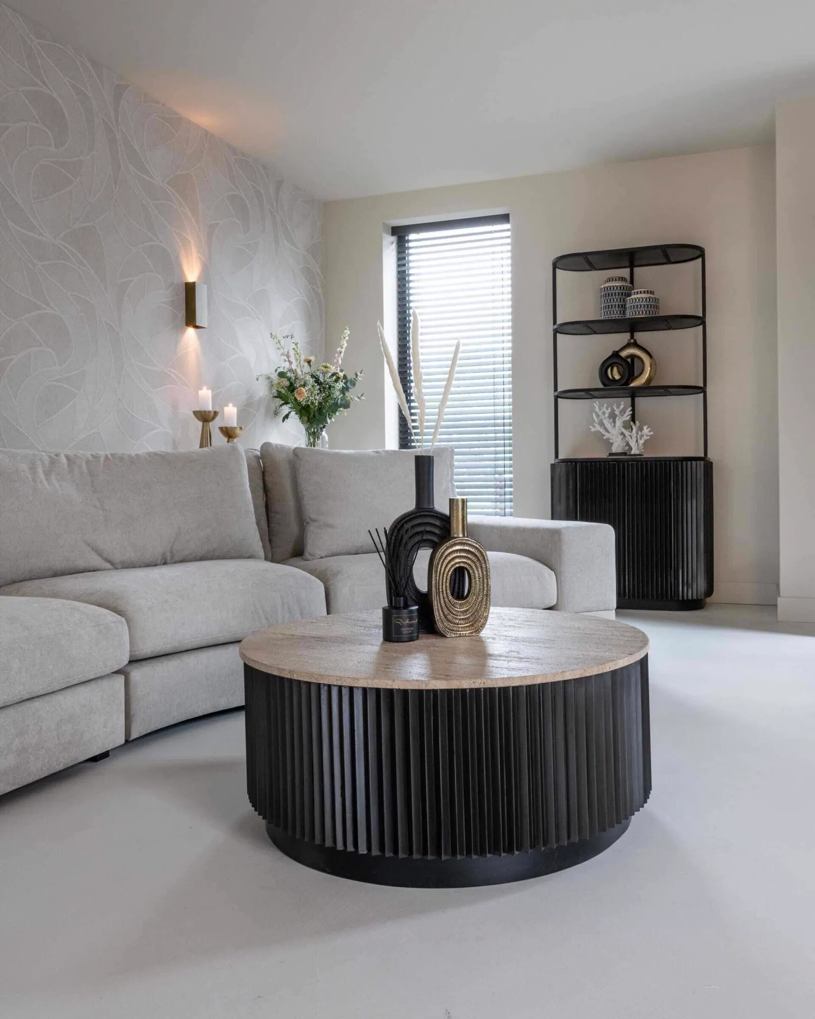 Couchtisch Hampton dunkelbraun 90Ø in einem stimmungsvollen Wohnzimmer mit hellem Sofa und Dekoration - Richmond Interiors