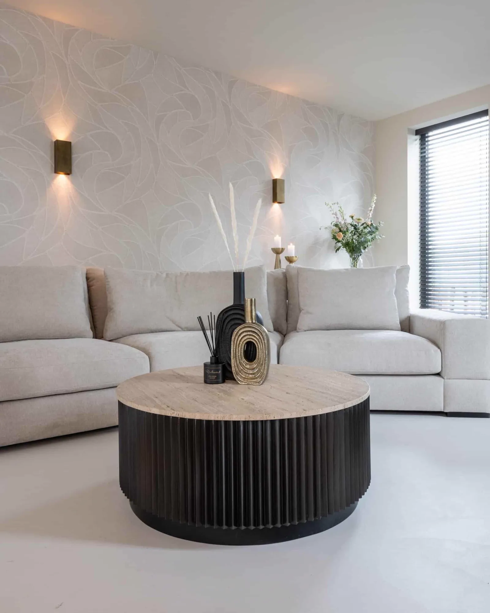 Couchtisch Hampton dunkelbraun 90Ø in einem hellen Wohnzimmer mit beigem Sofa und Dekoration - Richmond Interiors