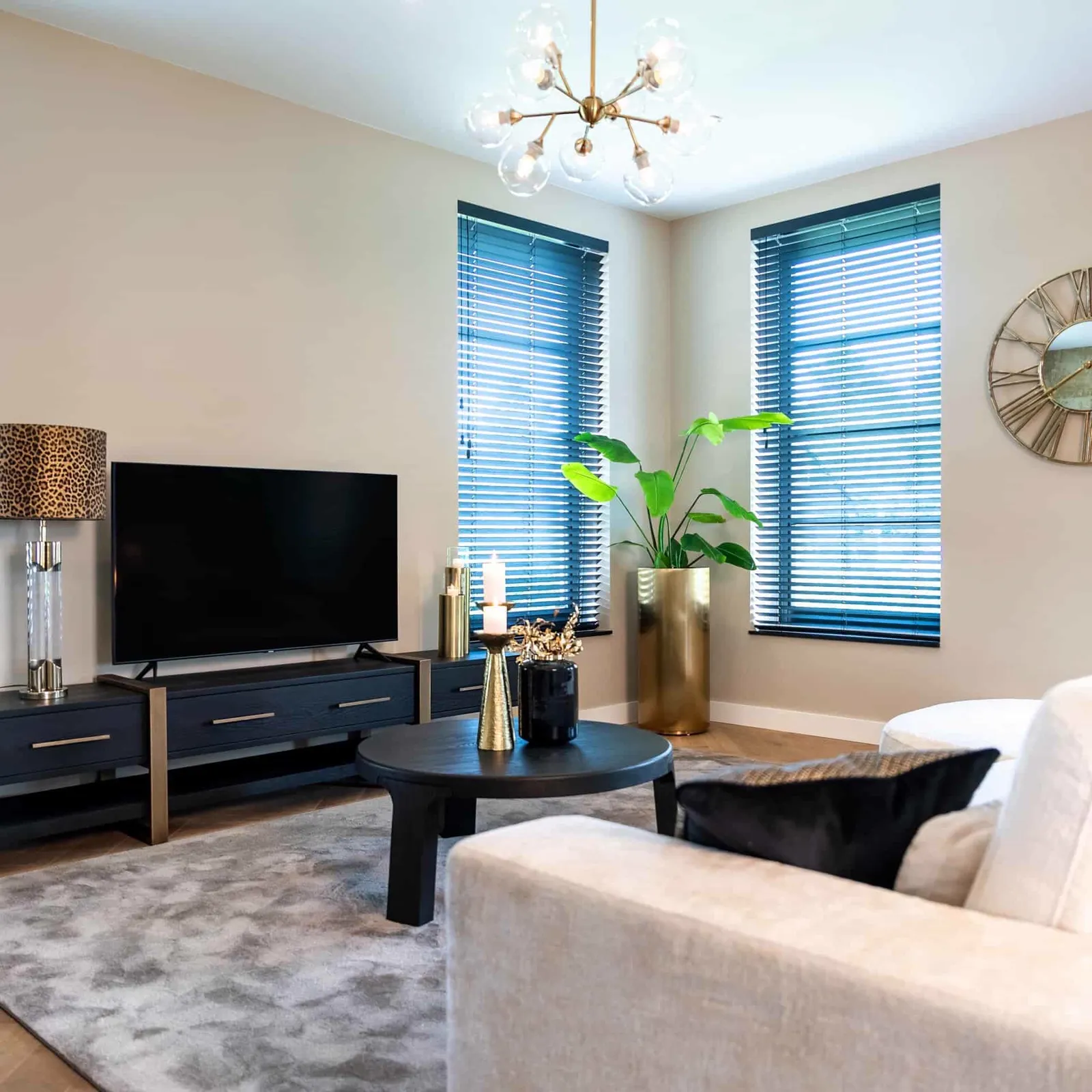 TV-Sideboard Cambon dark coffee in einem stilvollen Wohnzimmer mit Fernseher und Dekoration - Richmond Interiors