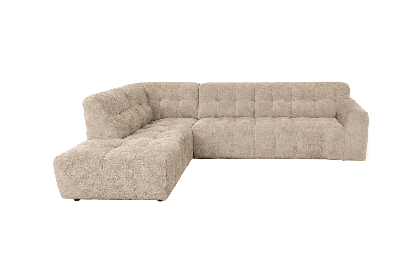 De Memphis 3-AR + Ottoman L - Haga 30 beige bank, een beige hoekbank met ottomaan op een witte achtergrond - Tower Living
