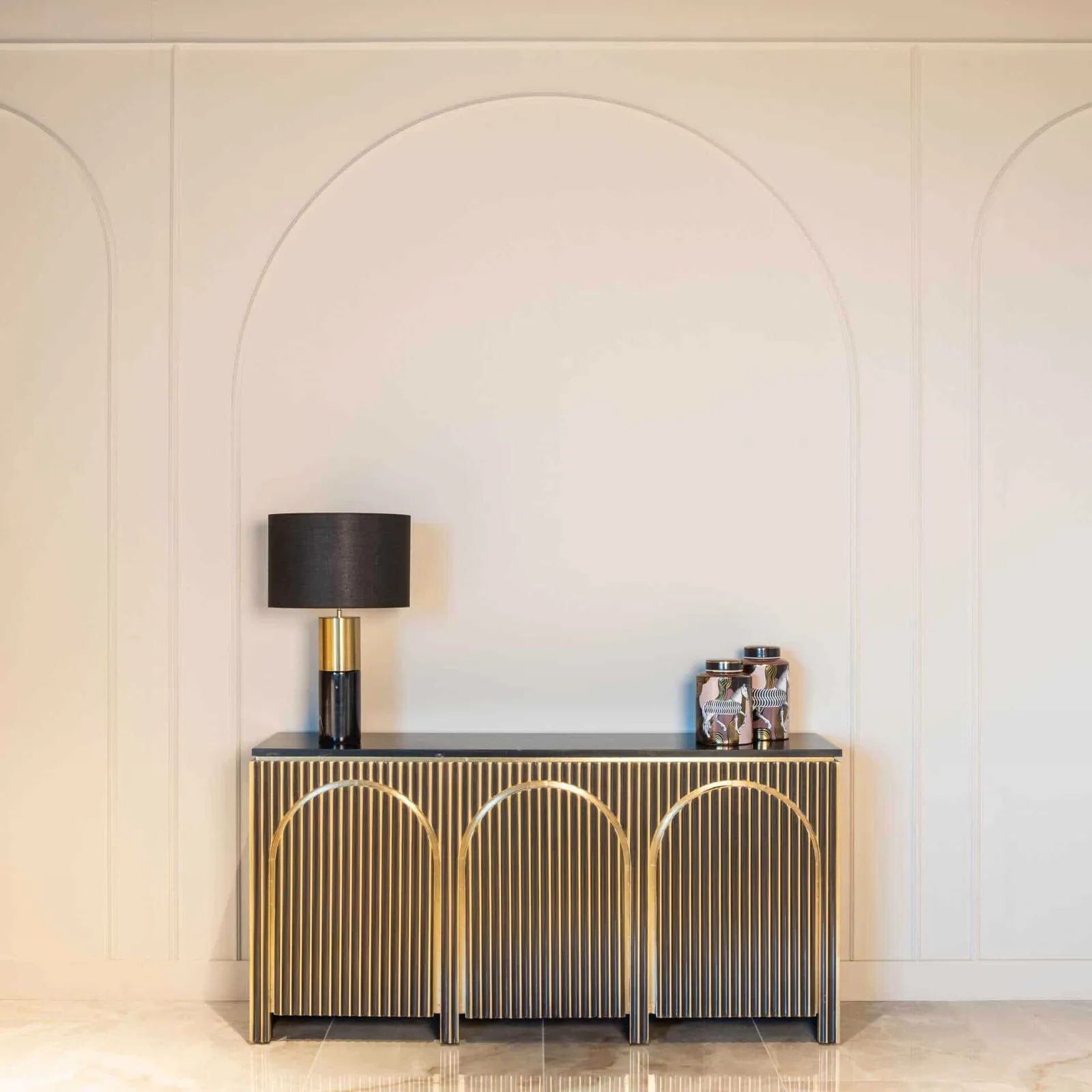 Sideboard Les Arcs brushed gold in einem modernen Interieur mit einer Lampe und Vasen darauf - Richmond Interiors
