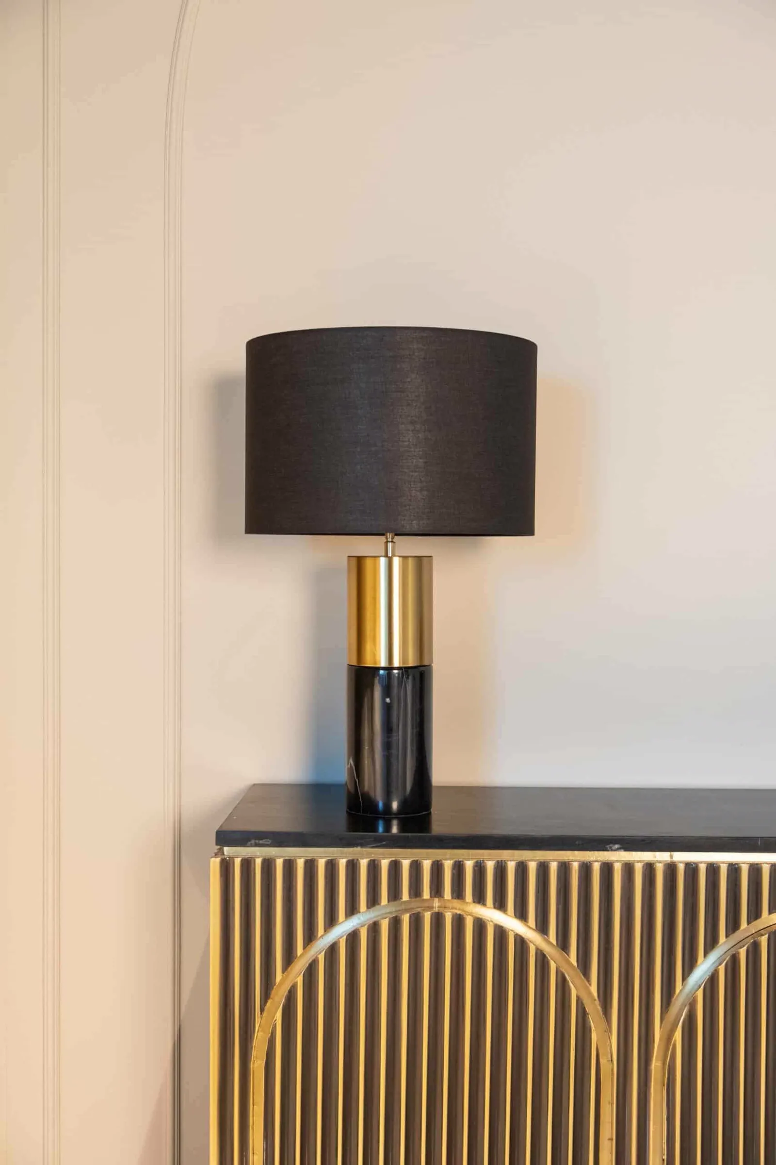 Sideboard Les Arcs brushed gold mit einer Tischlampe darauf, vor einer hellen Wand - Richmond Interiors