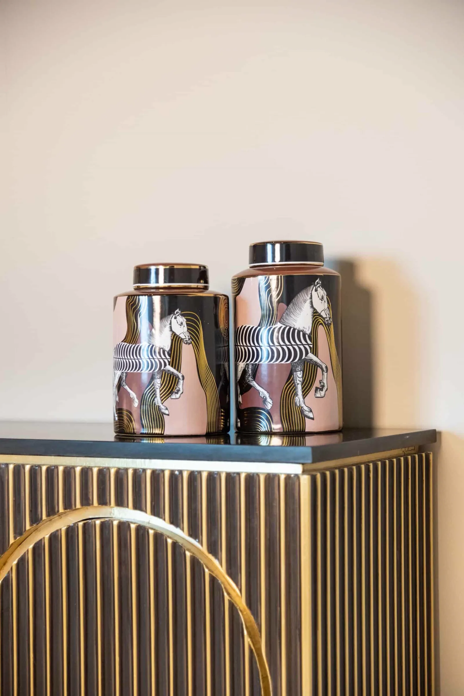 Sideboard Les Arcs brushed gold mit zwei dekorativen Töpfen darauf, Nahaufnahme der Oberseite - Richmond Interiors