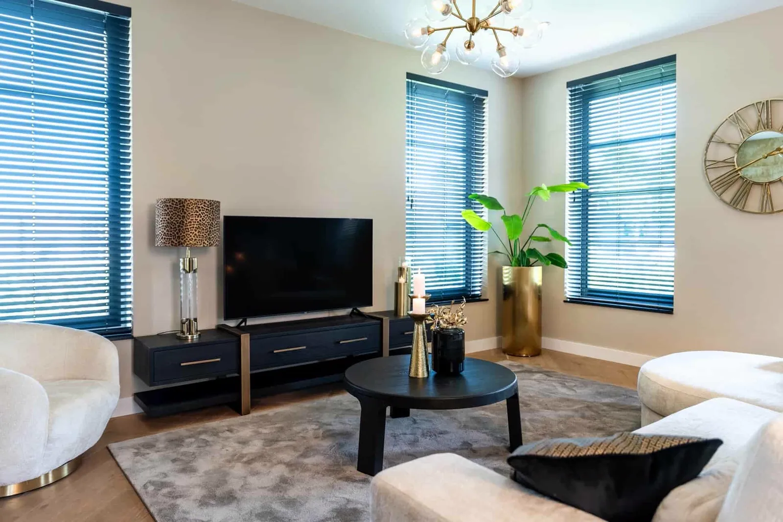 TV-Sideboard Cambon dark coffee in einem stilvollen Wohnzimmer mit einem runden Couchtisch und hellem Sofa - Richmond Interiors