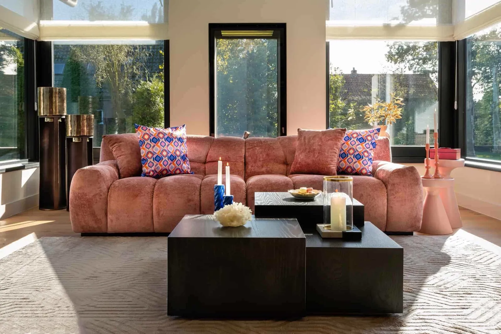 Sofa Charelle rose chenille in einem geräumigen Wohnzimmer mit großen Fenstern, Couchtischen und Teppich - Richmond Interiors