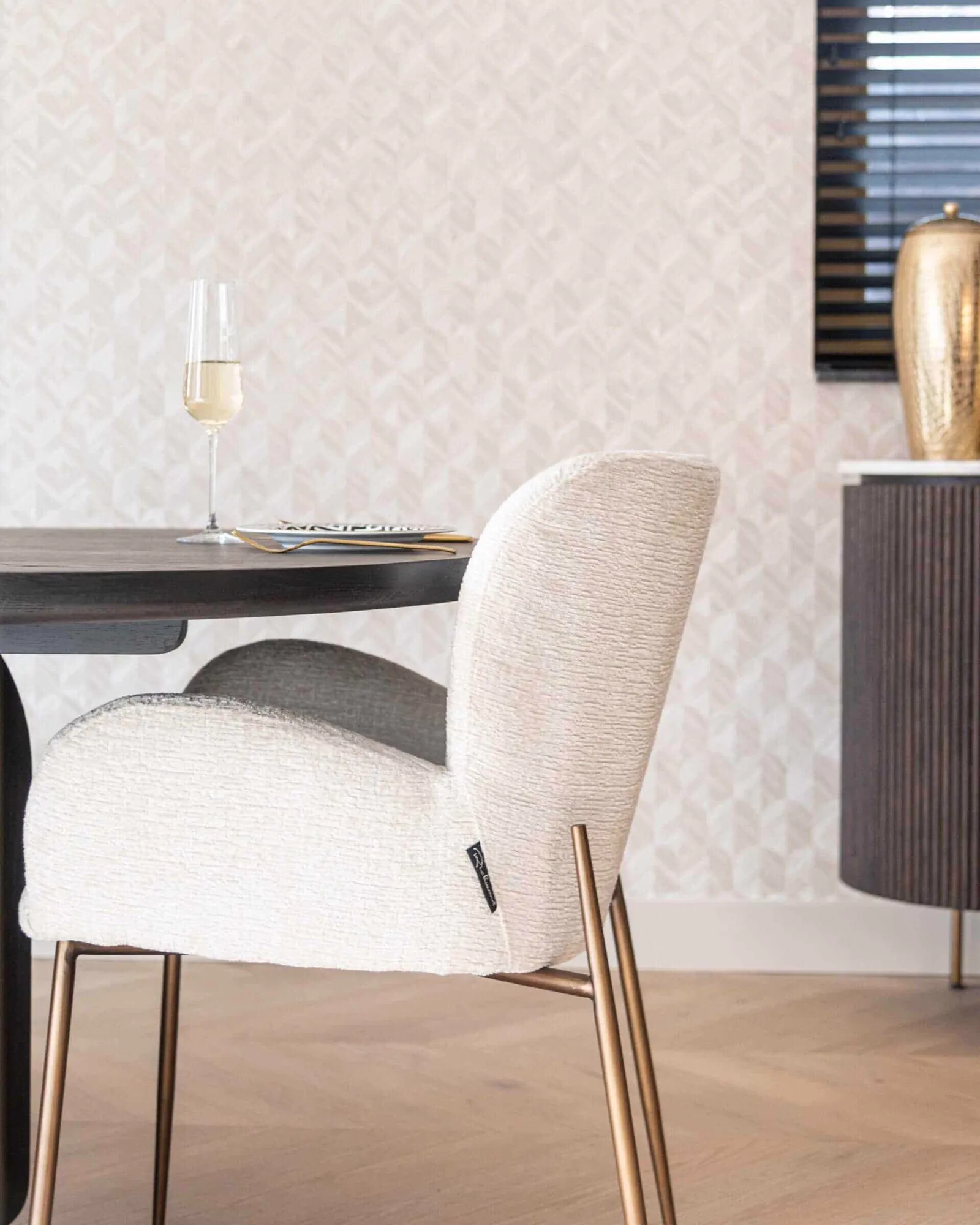 Esstuhl Amber cream fusion fire retardant an einem Esstisch mit Champagnerglas in einem modernen Ambiente - Richmond Interiors