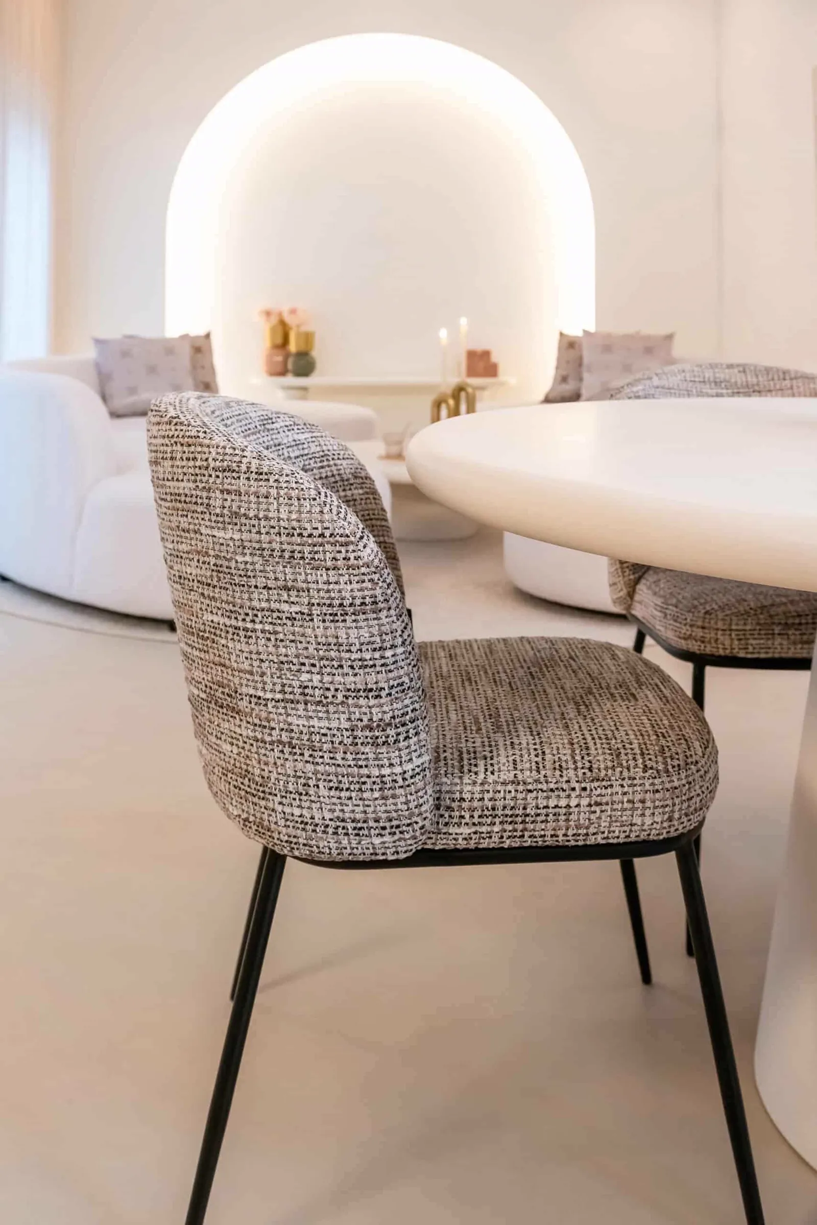 Esszimmerstuhl Elvi trendy nature brandschutz in einem modernen Esszimmer mit rundem Tisch - Richmond Interiors