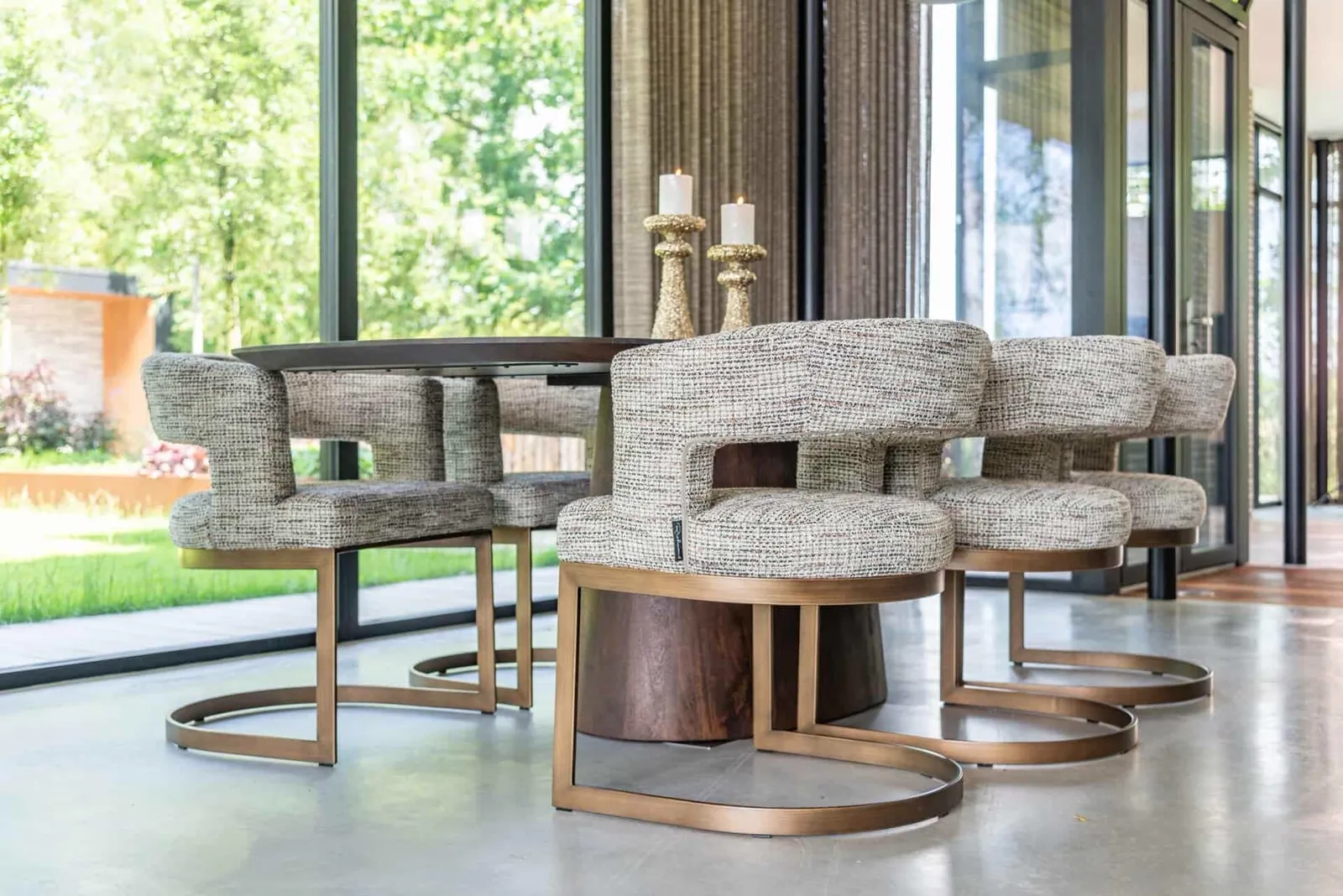 Esszimmerstuhl Ellis trendy nature in einem modernen Esszimmer mit einem runden Tisch und großen Fenstern - Richmond Interiors