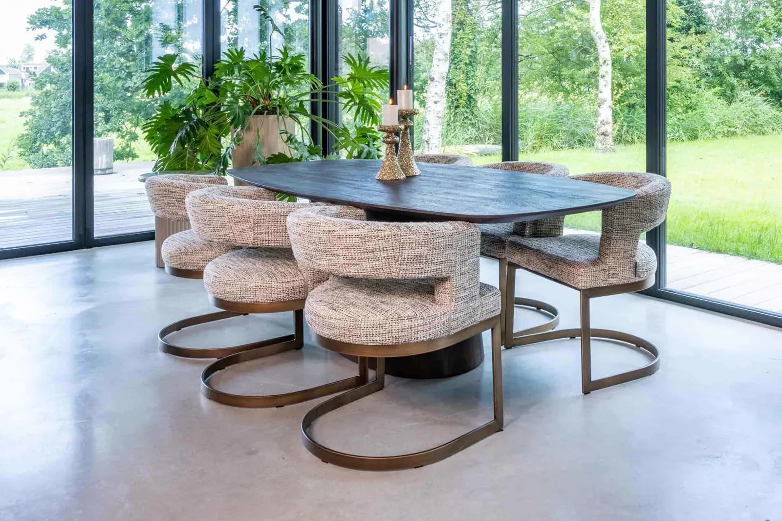 Sechs Esszimmerstühle Ellis trendy nature an einem ovalen Esstisch in einem hellen Raum mit großen Fenstern - Richmond Interiors