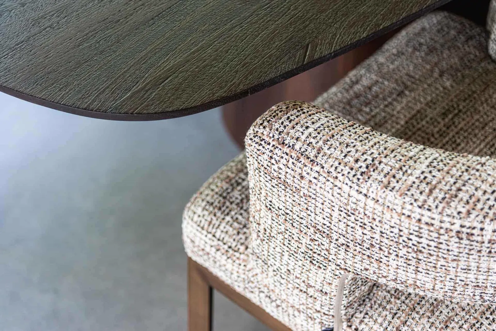 Nahaufnahme der Sitzfläche und Rückenlehne des Esszimmerstuhls Ellis trendy nature mit einer Holztischplatte - Richmond Interiors