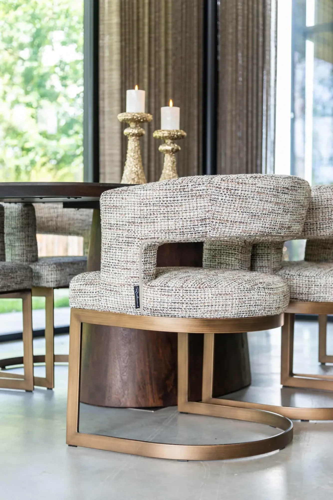Der Esszimmerstuhl Ellis trendy nature mit Stoffbezug und goldenem Gestell, in einem modernen Interieur - Richmond Interiors