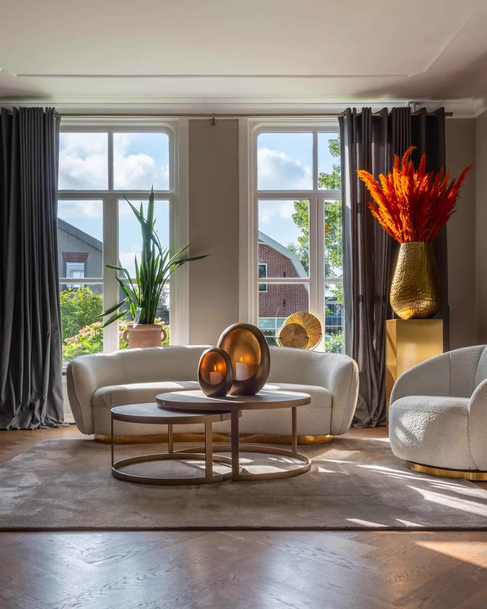 Das Bloomville brass shagreen Couchtisch 2er-Set in einem stimmungsvollen Wohnzimmer mit Sofa und Sesseln - Richmond Interiors