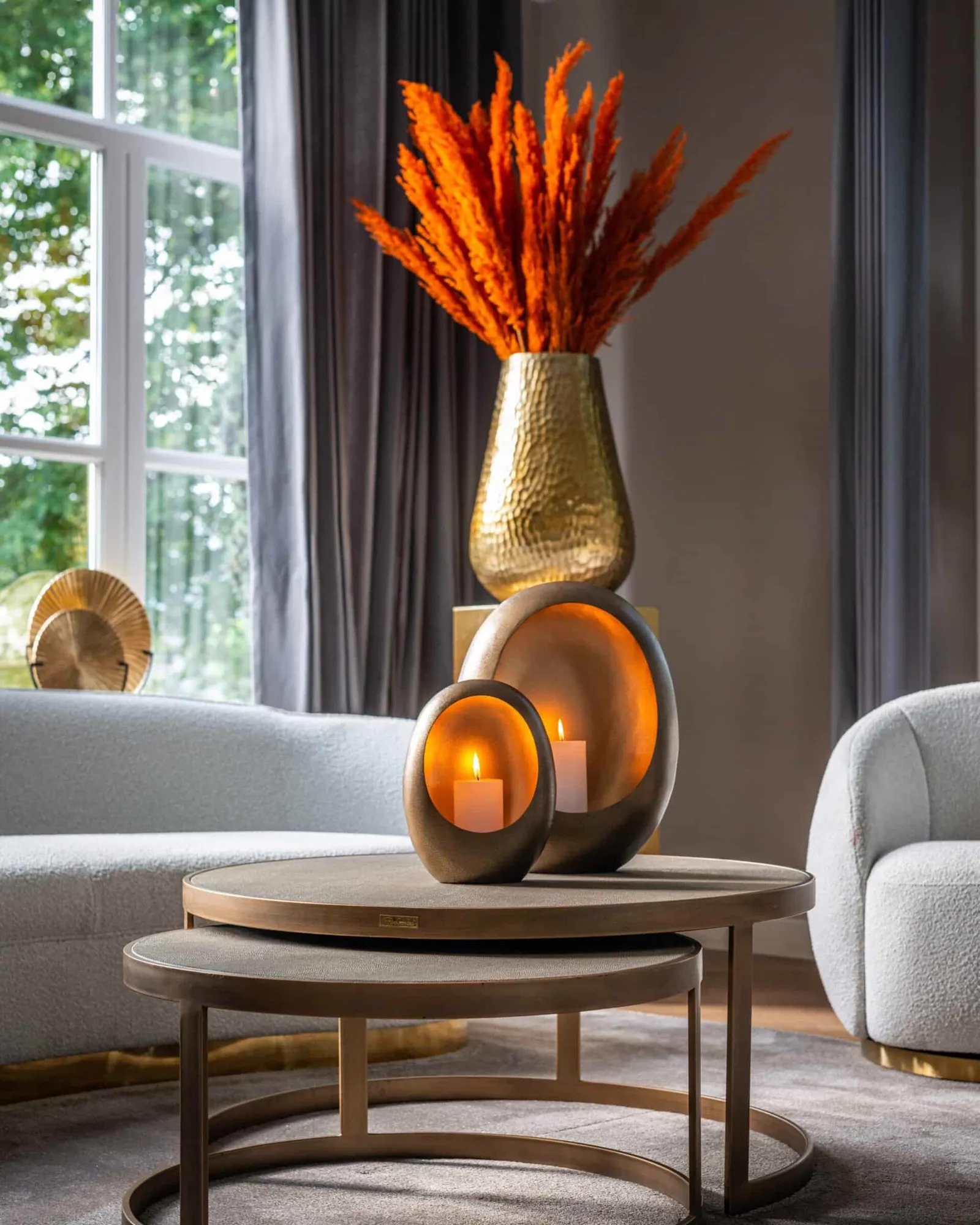 Couchtisch Bloomville brass shagreen (2er-Set) in einem gemütlichen Wohnzimmer mit Kerzen und orangefarbenen Pampasgras - Richmond Interiors