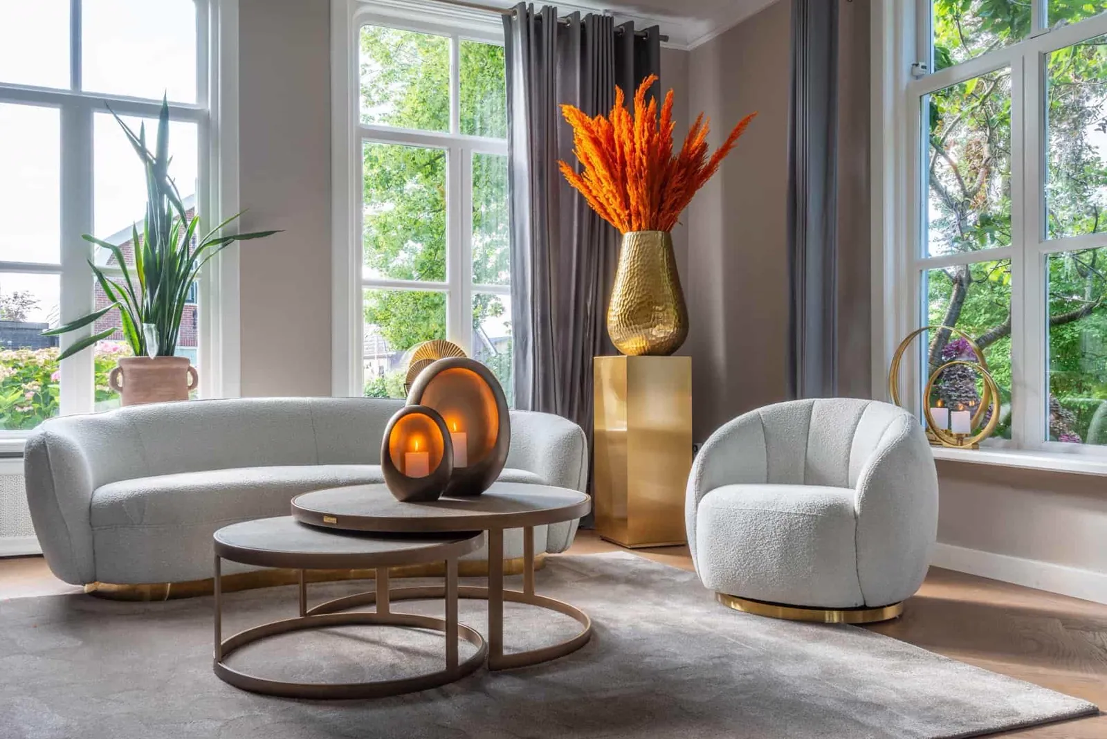 Der Couchtisch Bloomville brass shagreen (2er-Set) in einem stimmungsvollen Wohnzimmer mit Sofa und Sessel - Richmond Interiors