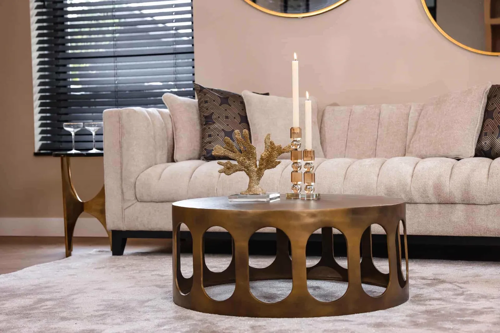 Salontafel Du Pont brushed gold in een sfeervolle woonkamer, met een bank en decoratie - Richmond Interiors