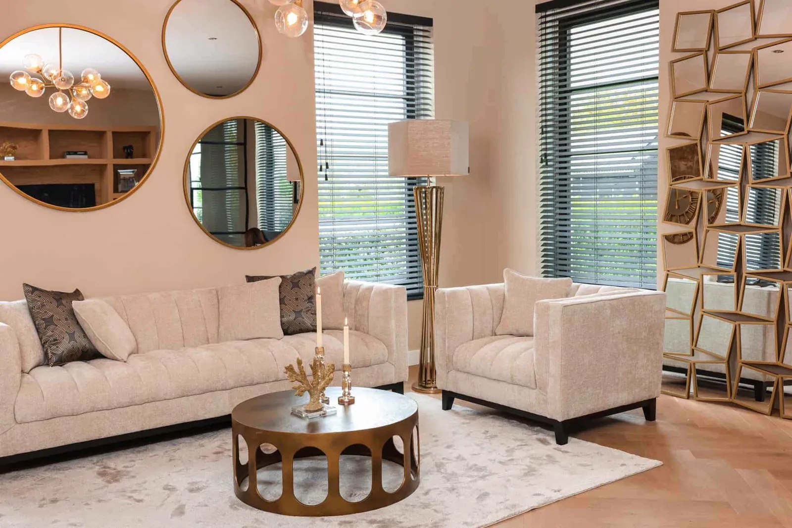 Salontafel Du Pont brushed gold in een sfeervolle woonkamer met een lichte bank en fauteuil - Richmond Interiors