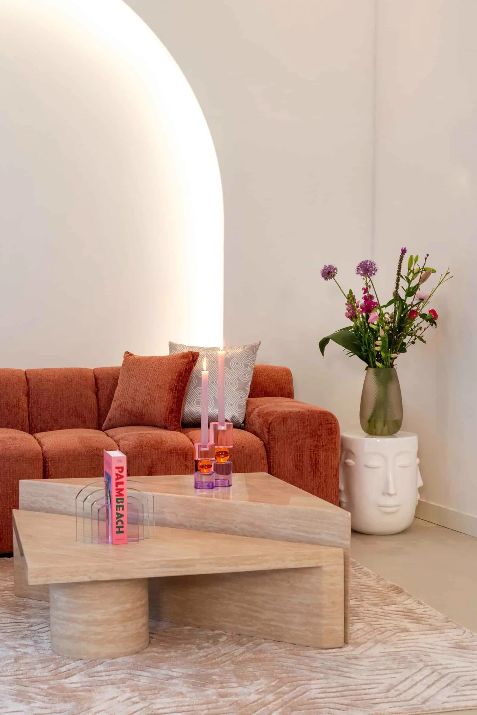 Couchtisch Fictus beige, 2er-Set, in einem Wohnzimmer mit einem orangefarbenen Sofa und Dekoration - Richmond Interiors