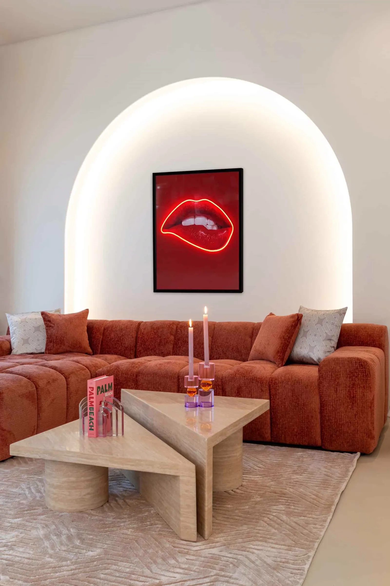 Der Couchtisch Fictus beige (Set of 2) in einem Wohnzimmer mit einem Terrakotta-Sofa und Neonlippenkunst - Richmond Interiors