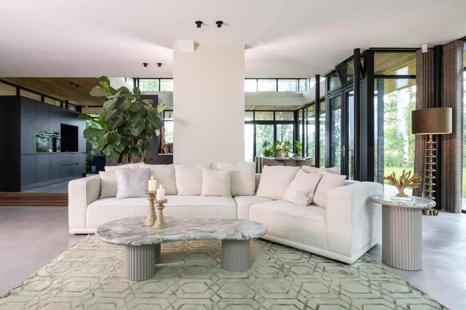 Der Couchtisch Coronel Blush beige steht im Mittelpunkt eines modernen Wohnzimmers mit hellem Sofa und Teppich - Richmond Interiors