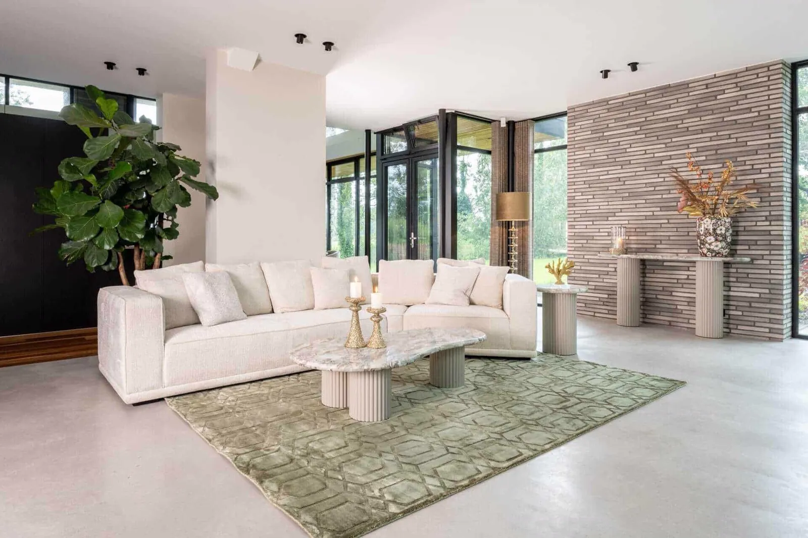 Couchtisch Coronel Blush beige in einem modernen Wohnzimmer mit hellem Sofa und grünem Teppich - Richmond Interiors
