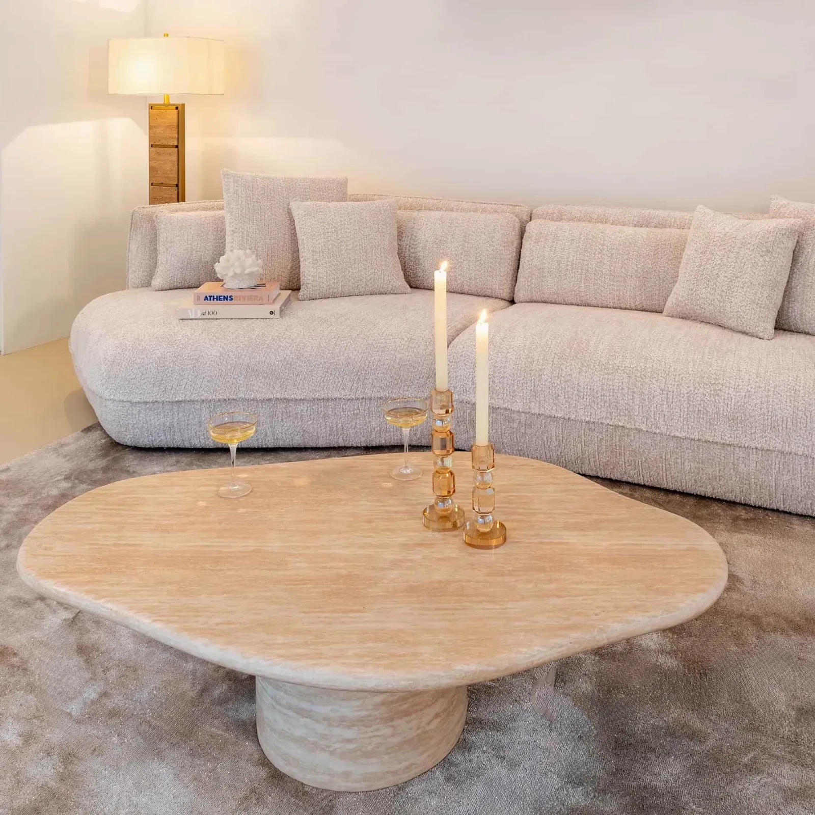 Couchtisch Fictus beige 130 in einem hellen Wohnzimmer mit einem Sofa und zwei Weingläsern - Richmond Interiors