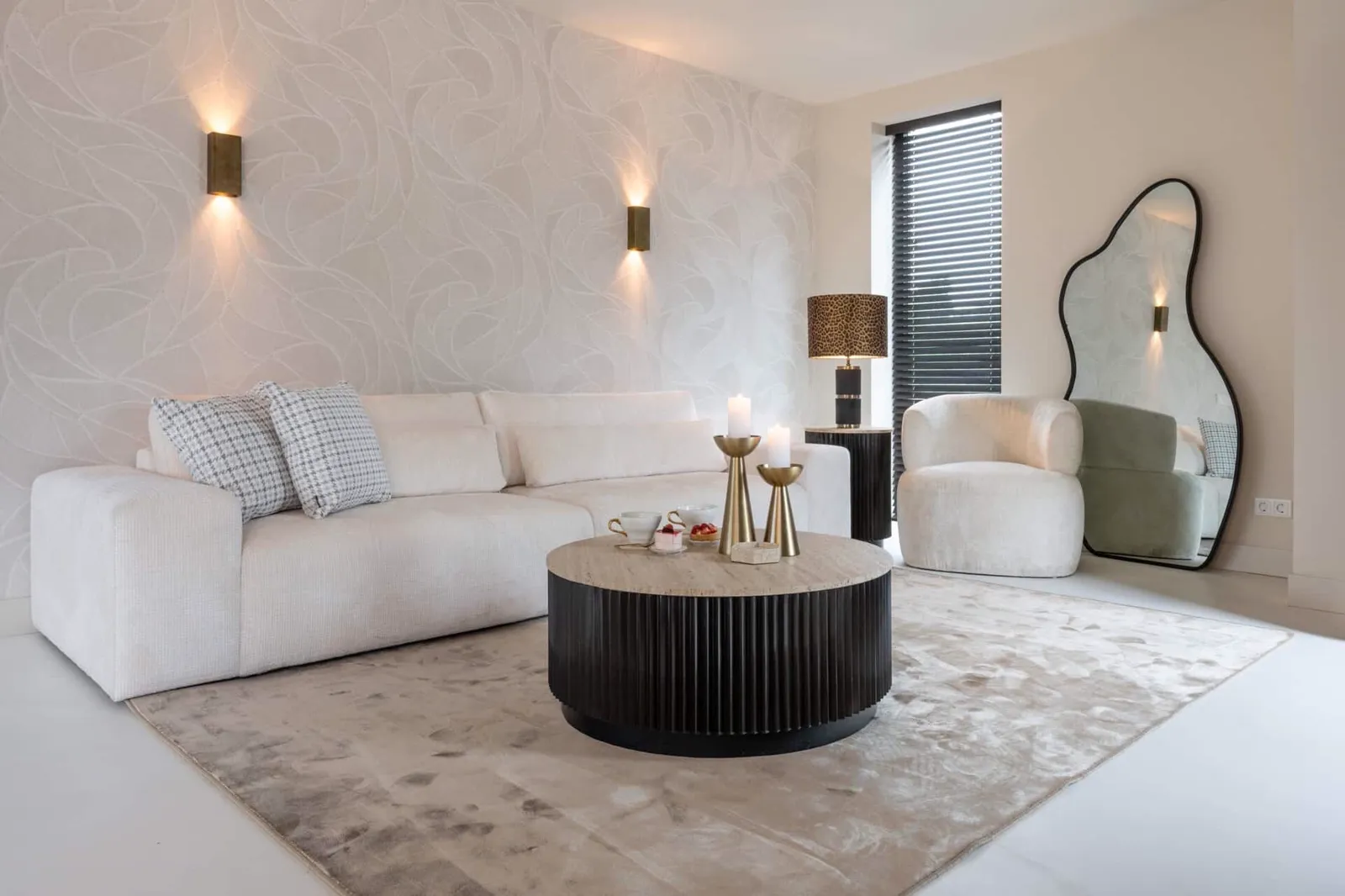 Couchtisch Hampton dunkelbraun 90Ø in einem stimmungsvollen Wohnzimmer mit weißem Sofa und Teppich - Richmond Interiors