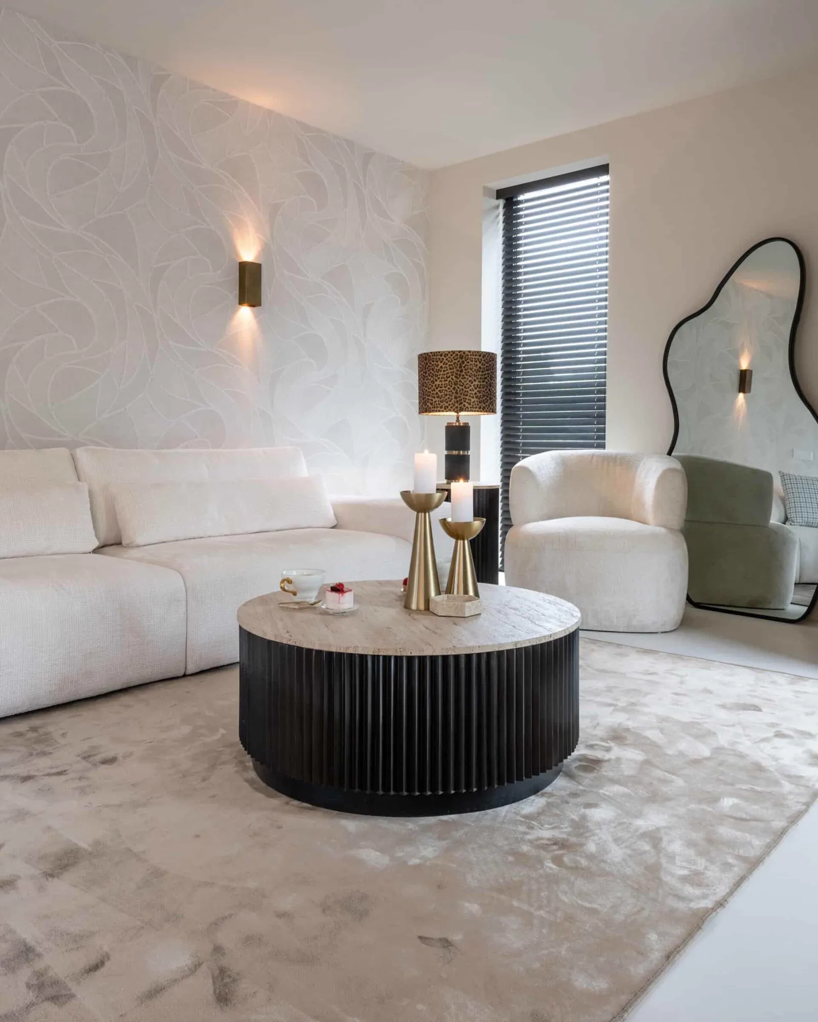 Couchtisch Hampton dunkelbraun 90Ø in einem stimmungsvollen Wohnzimmer mit weißem Sofa und cremefarbenem Teppich - Richmond Interiors