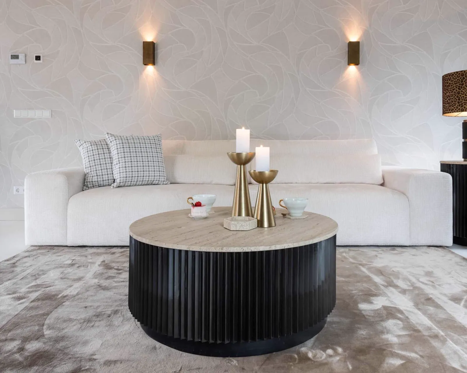 Couchtisch Hampton dunkelbraun 90Ø in einem hellen Wohnzimmer mit einem weißen Sofa und beigem Teppich - Richmond Interiors