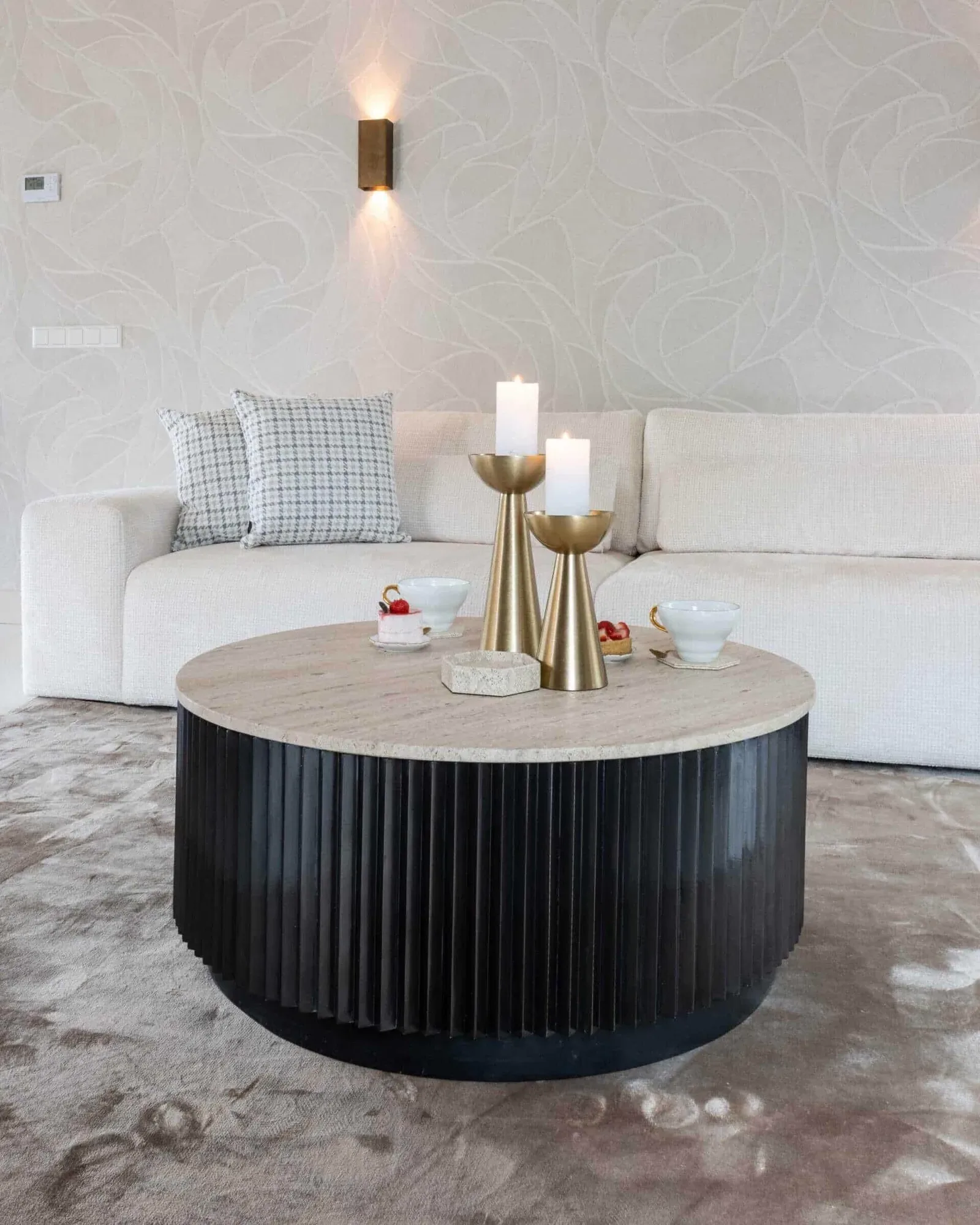 Couchtisch Hampton dunkelbraun 90Ø in einem hellen Wohnzimmer mit Sofa, Teppich und Dekoration - Richmond Interiors