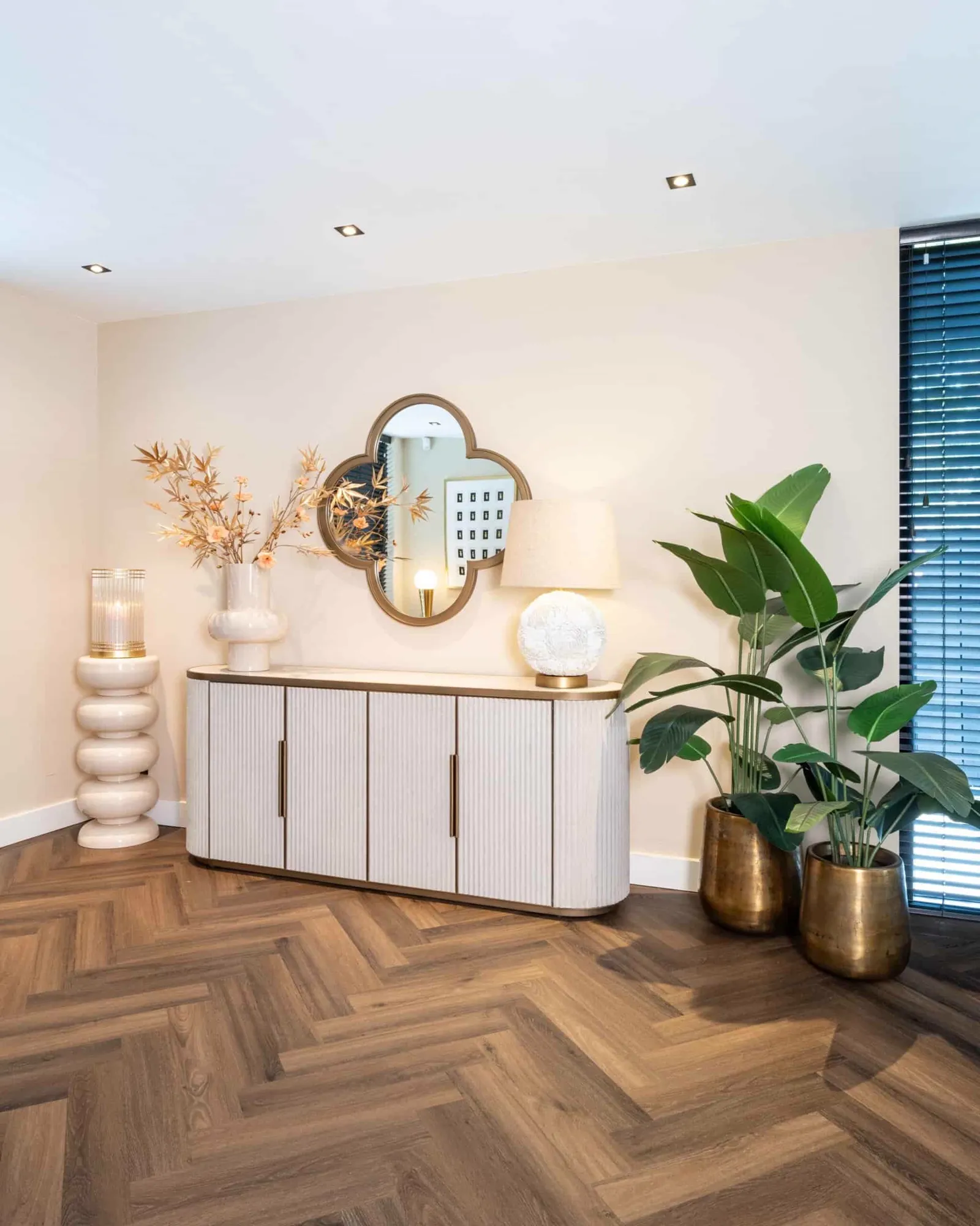 Tischleuchte Jamie White auf einem Sideboard mit Spiegel und Pflanzen in einem stimmungsvollen Wohnzimmer - Richmond Interiors