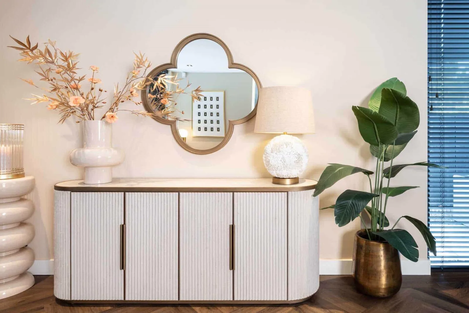 Tischleuchte Jamie White auf einem Sideboard mit Spiegel und Pflanze in einem hellen Wohnzimmer - Richmond Interiors