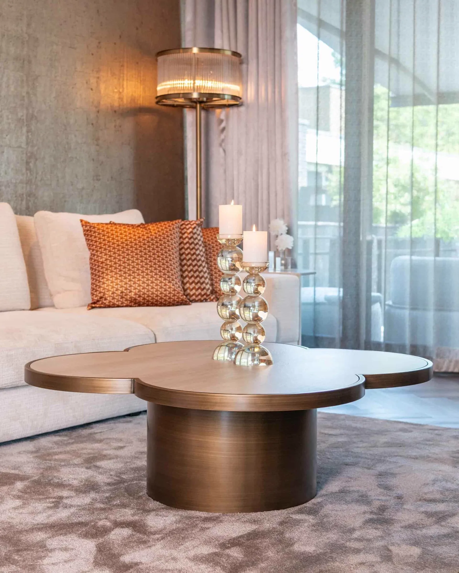 Stehleuchte Nadine bronze in einem stimmungsvollen Wohnzimmer mit Sofa, Couchtisch und Teppich - Richmond Interiors