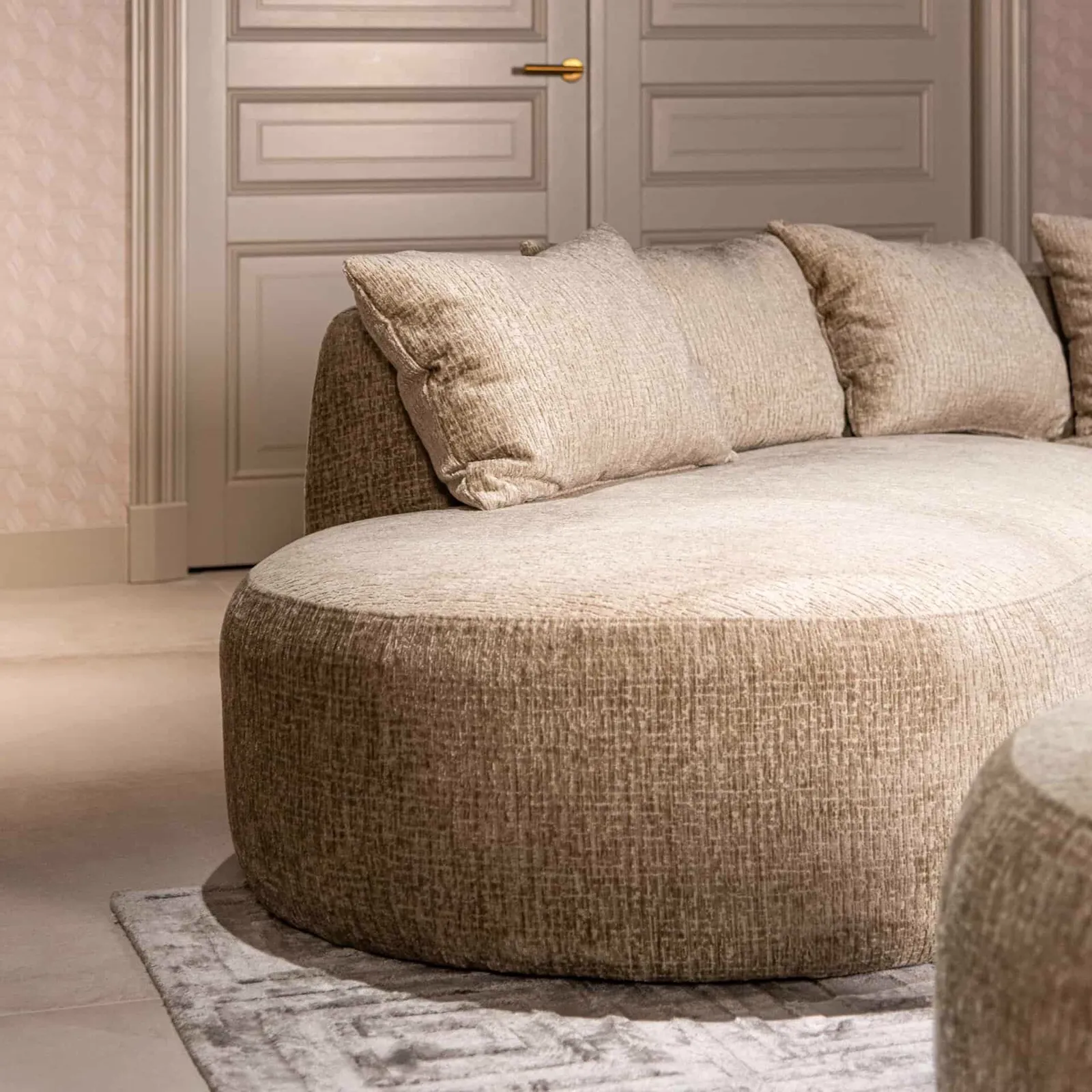 Nahaufnahme des Sofa Cassie desert fusion 4-Sitzer mit Kissen und einem Teppichausschnitt - Richmond Interiors