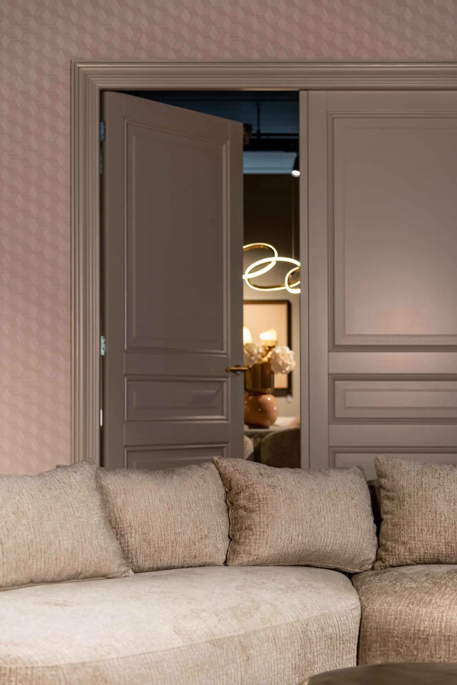 Sofa Cassie desert fusion 4-Sitzer in einer stimmungsvollen Umgebung, mit Kissen und einer offenen Tür zu einem anderen Raum - Richmond Interiors