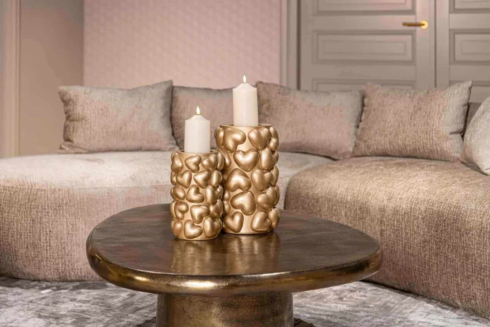 Sofa Cassie desert fusion 4-Sitzer in einem stimmungsvollen Wohnzimmer mit Couchtisch und Kerzen - Richmond Interiors