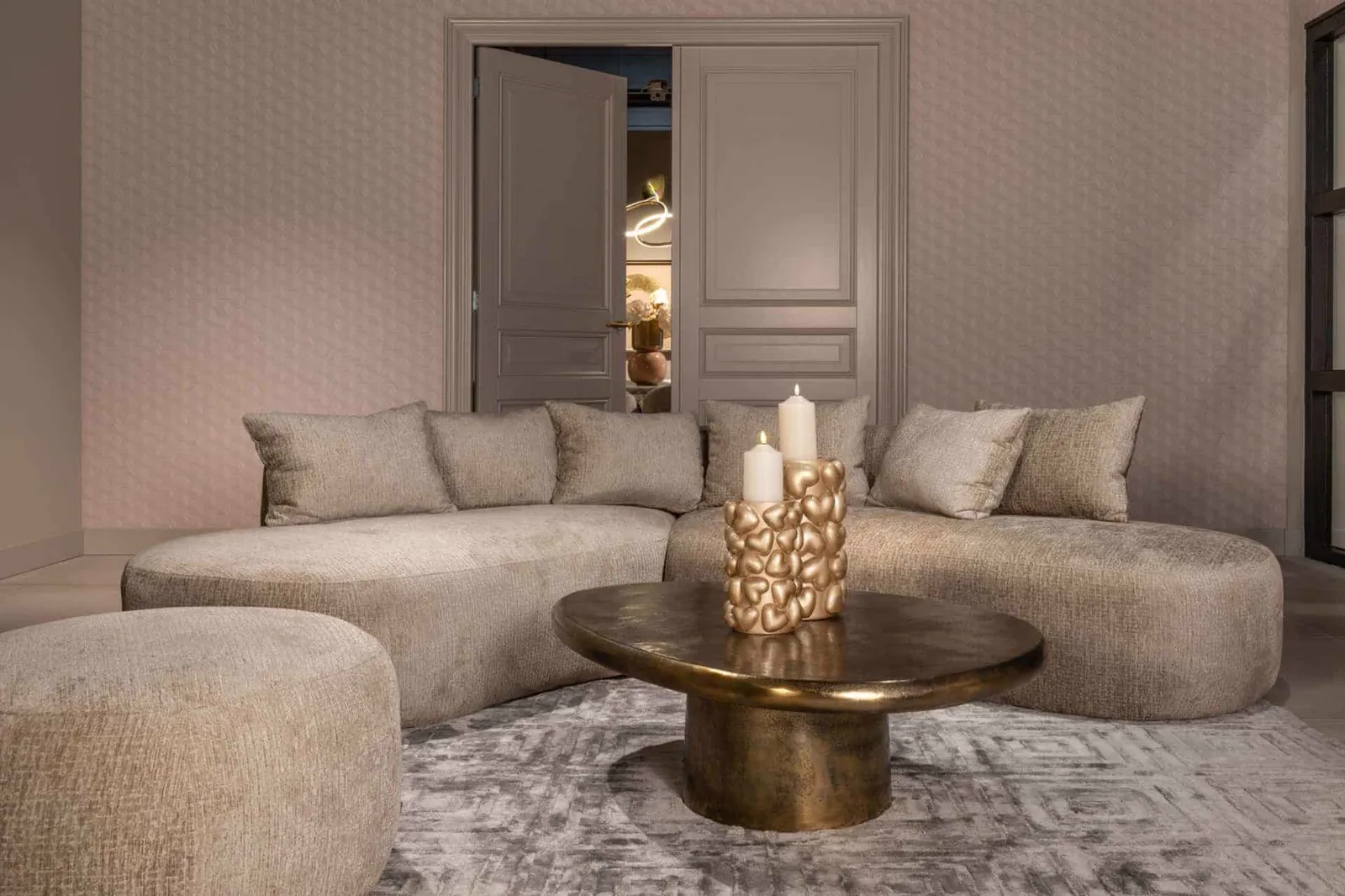 Sofa Cassie desert fusion 4-Sitzer in einem Wohnzimmer mit einem Couchtisch und einem Hocker - Richmond Interiors