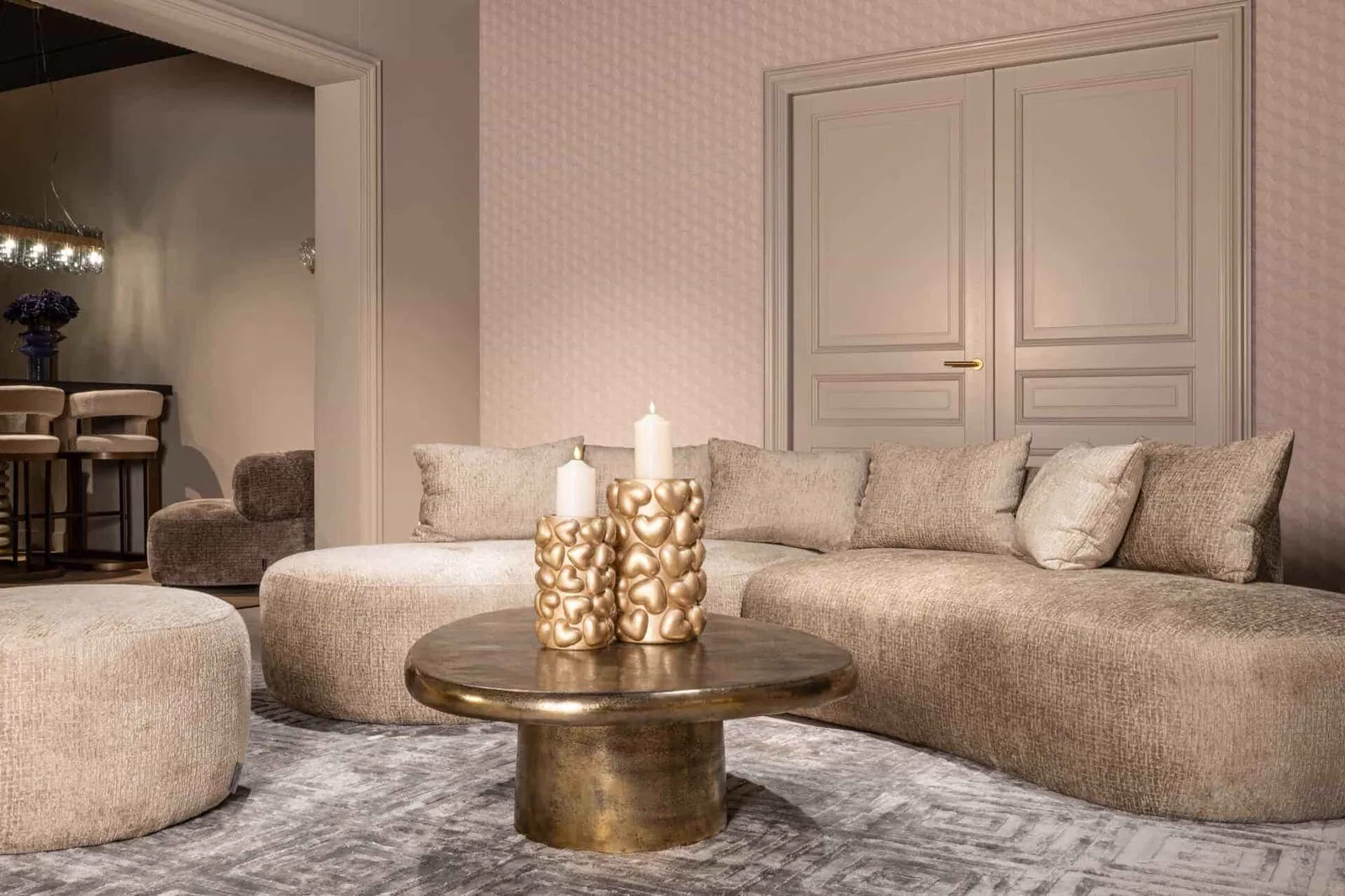 Das Sofa Cassie desert fusion 4-Sitzer in einem stimmungsvollen Wohnzimmer mit Couchtisch und Pouf - Richmond Interiors
