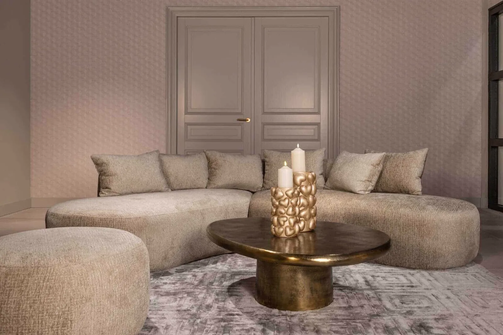 Sofa Cassie desert fusion 4-Sitzer in einem Wohnzimmer mit Couchtisch und Ottomane, aus einer weiten Perspektive - Richmond Interiors