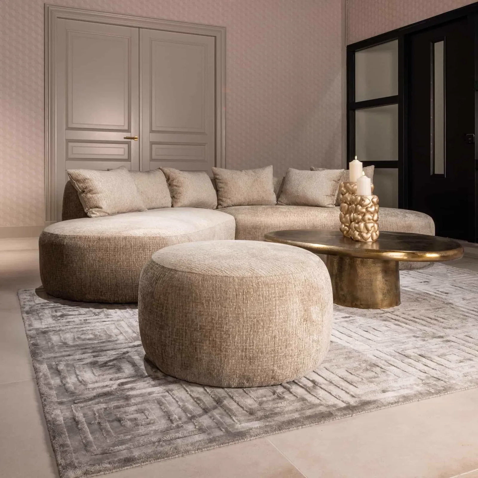 Sofa Cassie desert fusion 4-Sitzer in einem stimmungsvollen Wohnzimmer-Ambiente mit einem Pouf und Couchtisch - Richmond Interiors