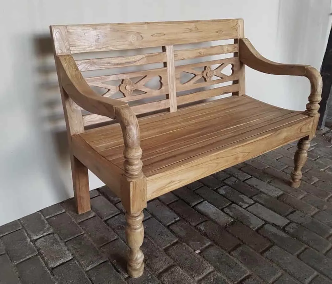 Gartenbank Station Kasar 120 cm von Livingfurn, schräg von vorne auf einer Terrasse fotografiert