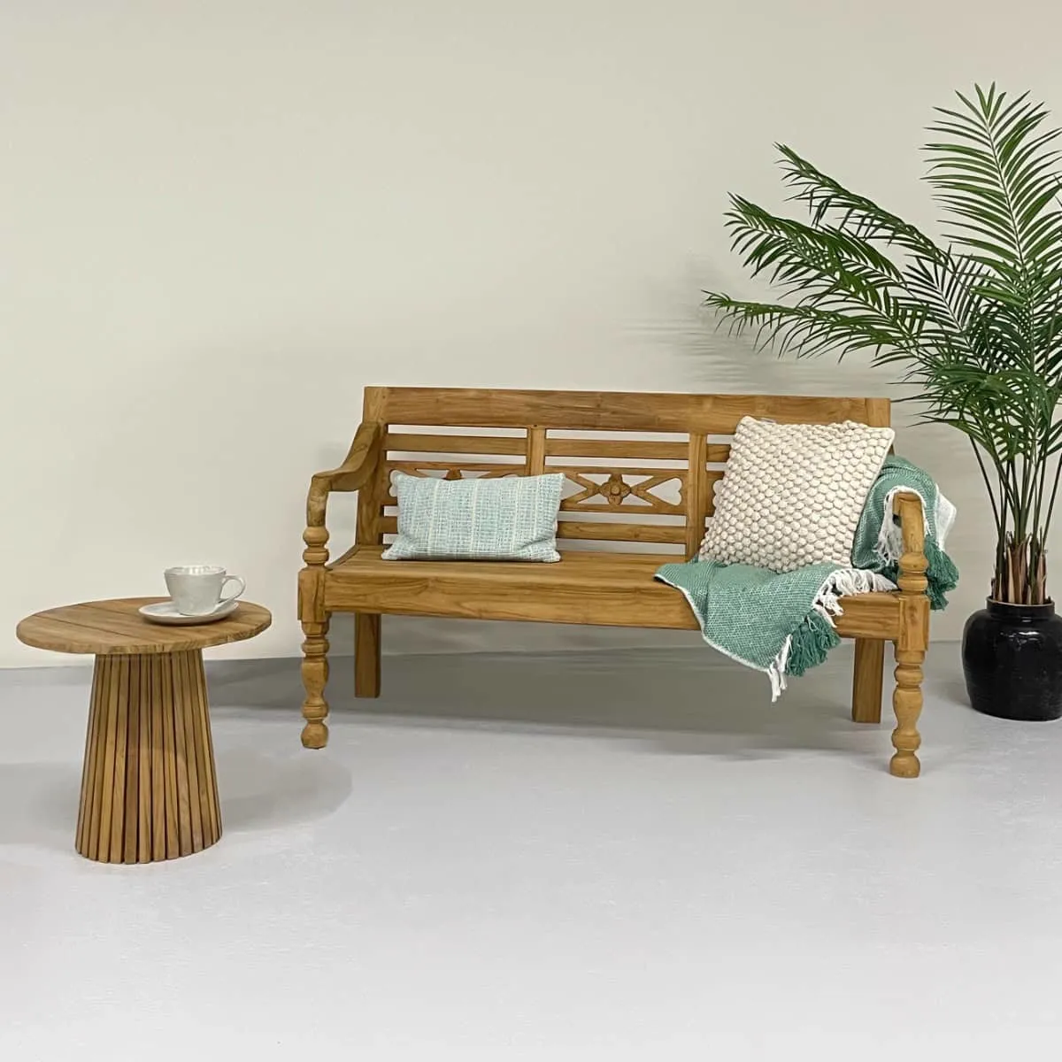 Gartenbankstation Kasar 150 cm in einem Studio mit Pflanze und Beistelltisch - Livingfurn